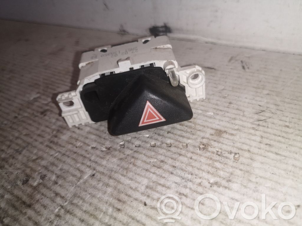 Ford Focus Botón interruptor de luz de peligro 