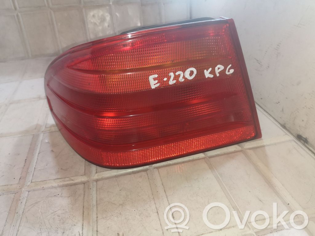 Mercedes-Benz E W210 Galinis žibintas kėbule 