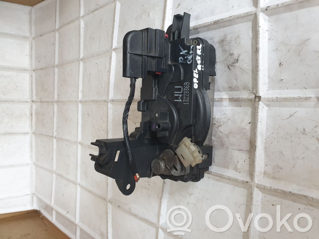 Opel Astra H Front door lock 
