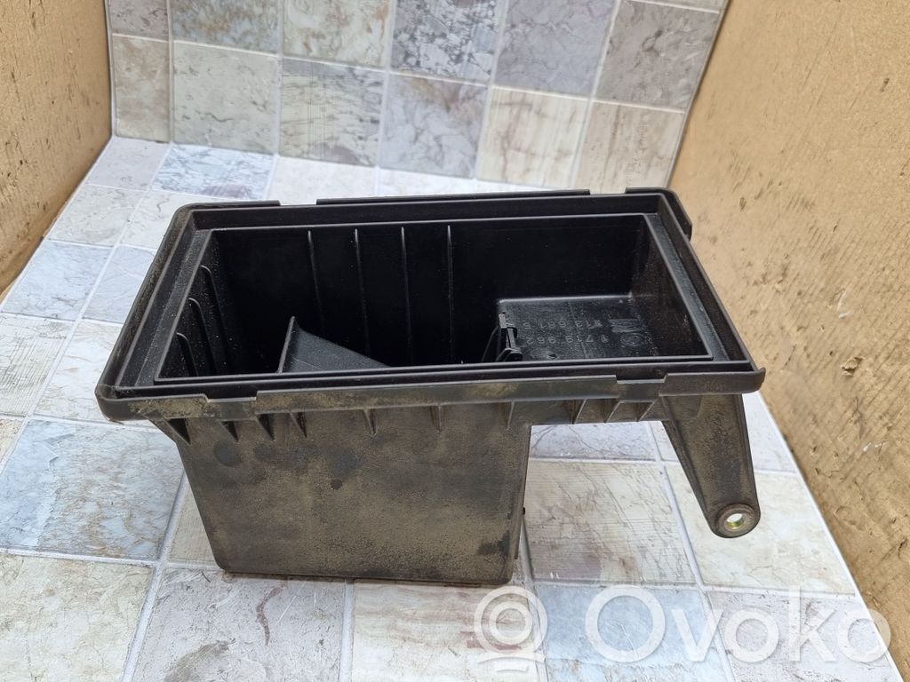 BMW 5 E34 Air filter box 
