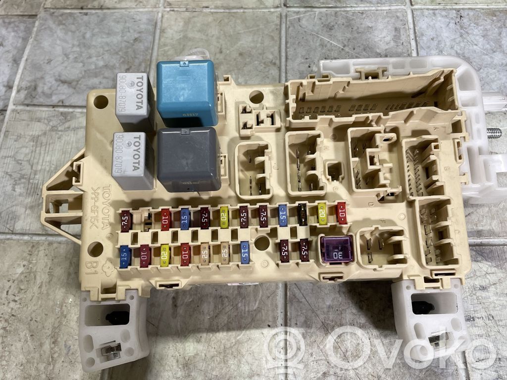 Toyota Corolla Verso AR10 Fuse module 