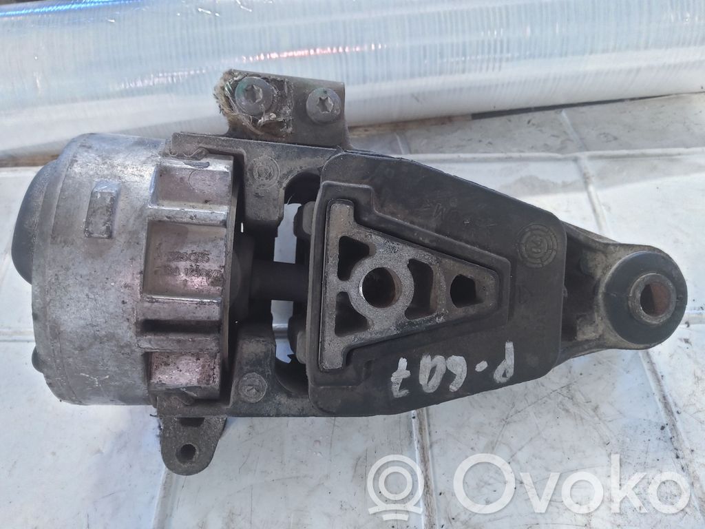 Peugeot 607 Engine mount bracket 