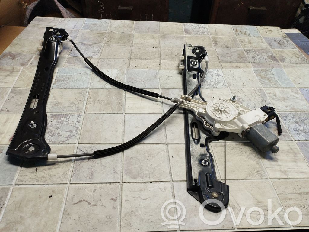 BMW 1 E81 E87 Front door window regulator with motor 