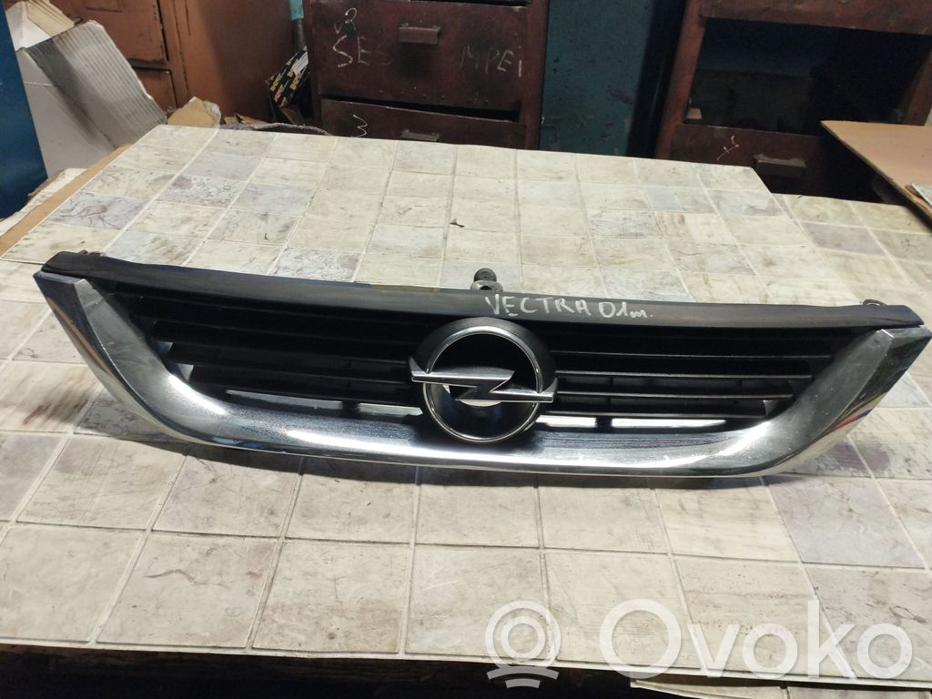 Opel Vectra B Front bumper upper radiator grill 