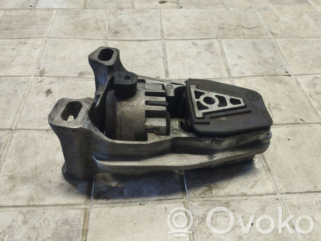 Peugeot 607 Engine mount bracket 