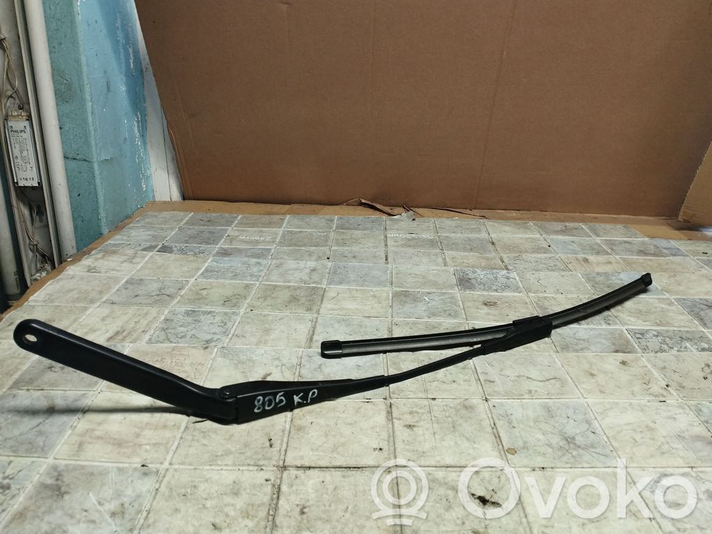 BMW 1 E81 E87 Front wiper blade arm 