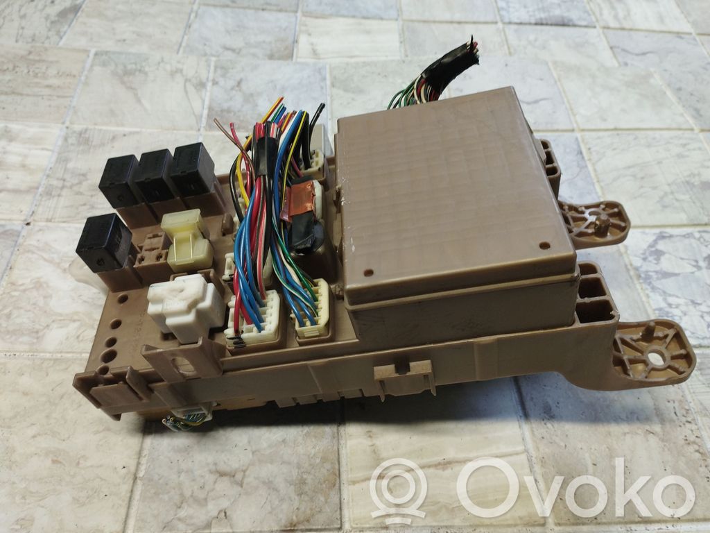 Toyota Corolla Verso E121 Saugiklių blokas 