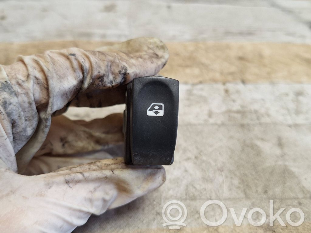 Renault Twingo II Electric window control switch 