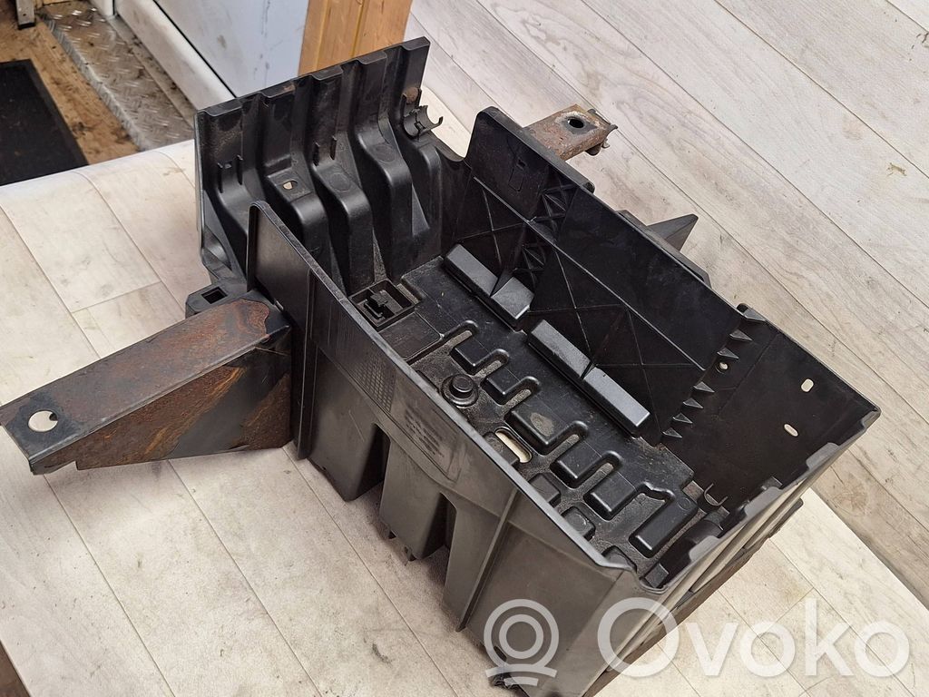 Opel Vivaro Akkulaatikon alusta 