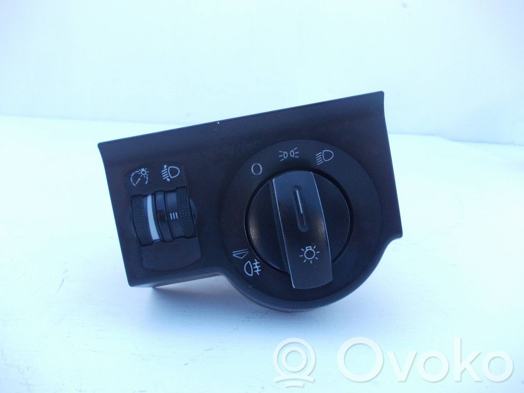 Light switch   8Z1941531D