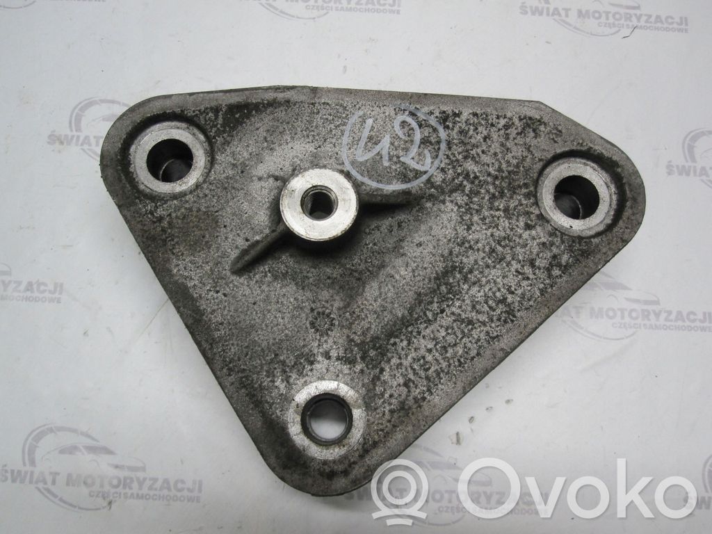 Engine mounting bracket   4R8Q8680CB,241KM,306DT,565GB