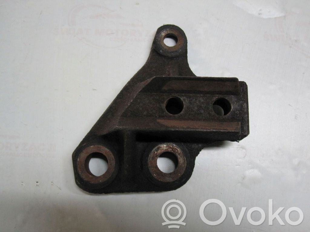 Volvo XC90 Engine mounting bracket 