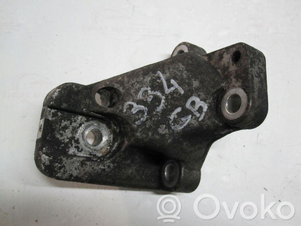 Volvo XC90 Engine mounting bracket 
