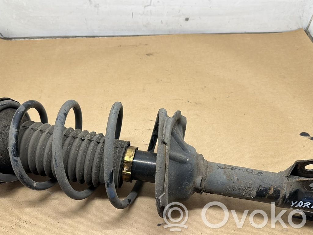 Toyota Yaris Amortyzator osi przedniej ze sprężyną 