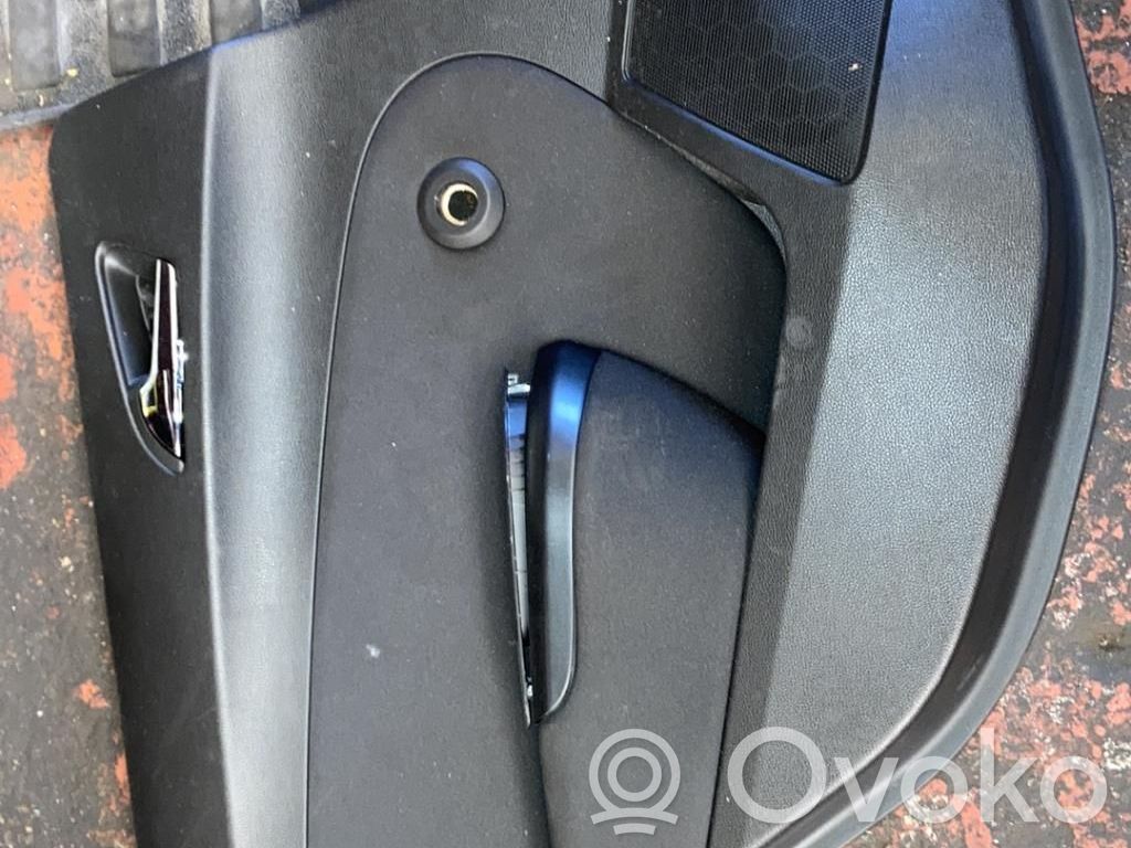 Opel Astra J Moldura del tarjetero de la puerta trasera 