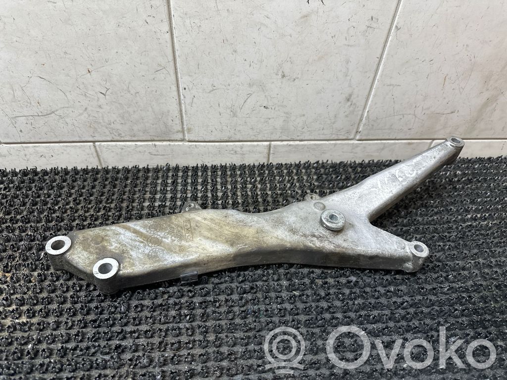 Volvo XC60 Engine mounting bracket 