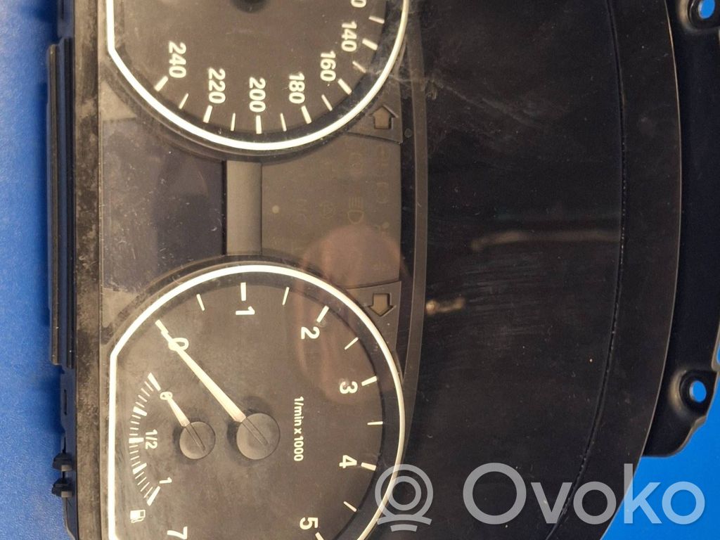 Geschwindigkeitsmesser Cockpit   102493262