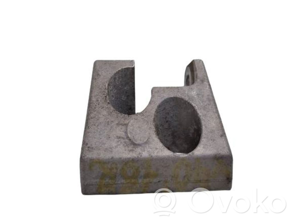 Volvo V40 Engine mounting bracket 