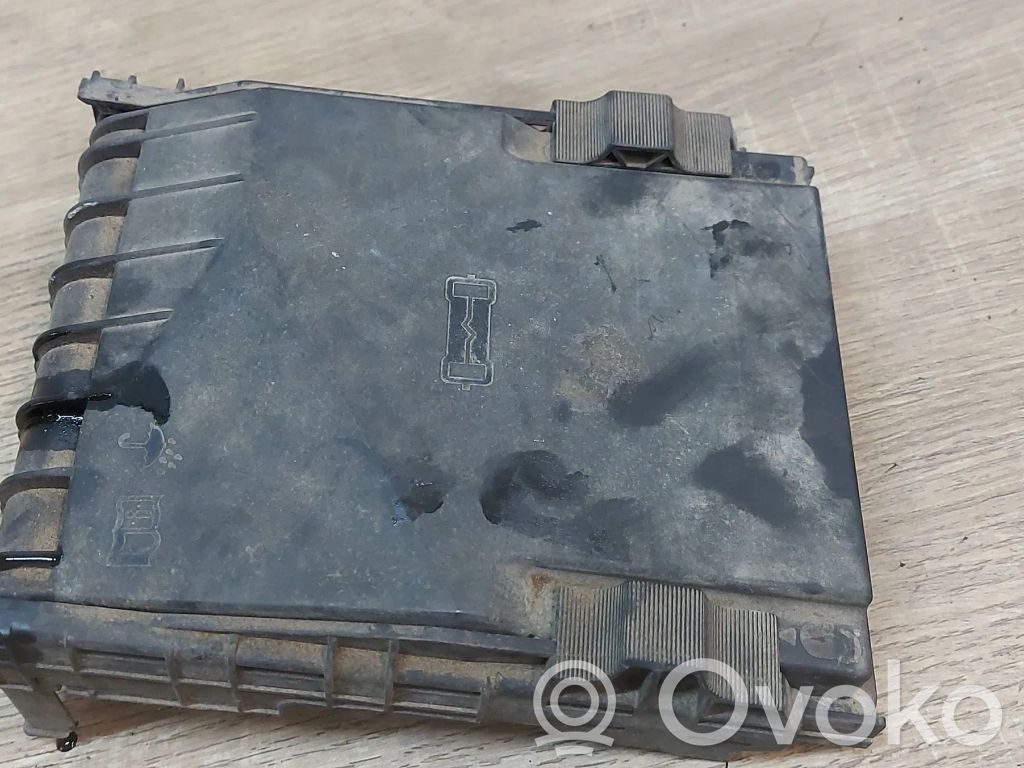 Volkswagen PASSAT B6 Capac cutie siguranțe 
