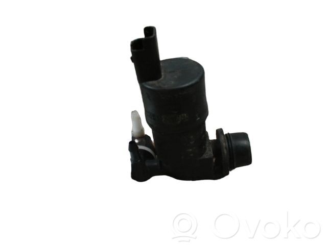 Windscreen/windshield washer pump   643475,0000643475,0000643492,04408575,04410722,116925,1298500100,150059210,150059310,15SKV013,190361,20126,289200004R,28920BU010,33215,4408575,4410722,55126,6001549443,6001549444,643460,643470,643475,643492,643498,643770,7500126,7700428336,7700428386,7700428390,7700430078,7700436687,8200030639,8200194414,88211,88214,91160063,93160293,954600,9641553980,9643447980,9722,LG260,SP033