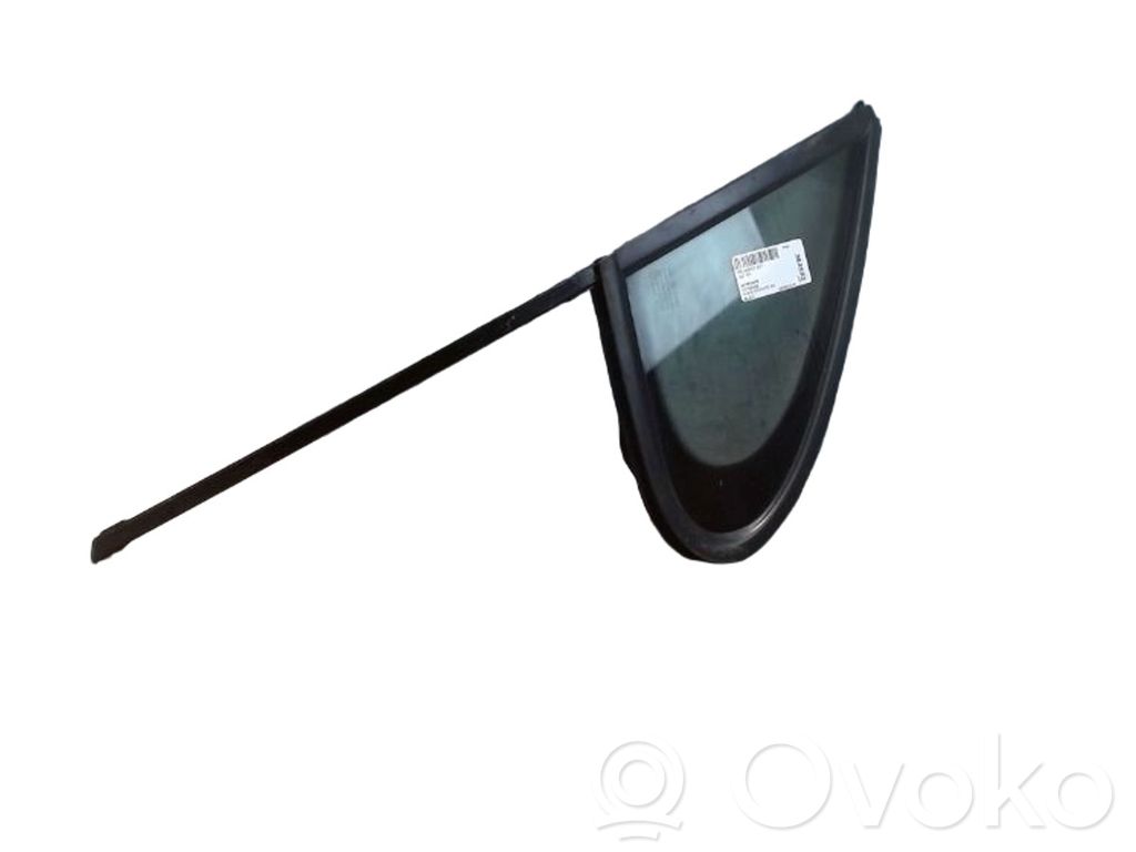 Peugeot 207 Finestrino/vetro triangolo anteriore 