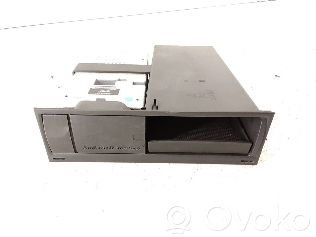 Head unit multimedia control   4E0035785