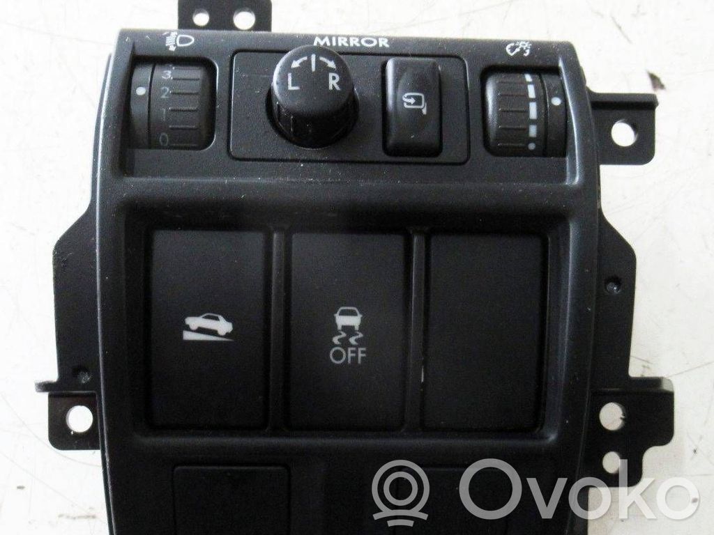 Wing mirror switch   83061AJ000