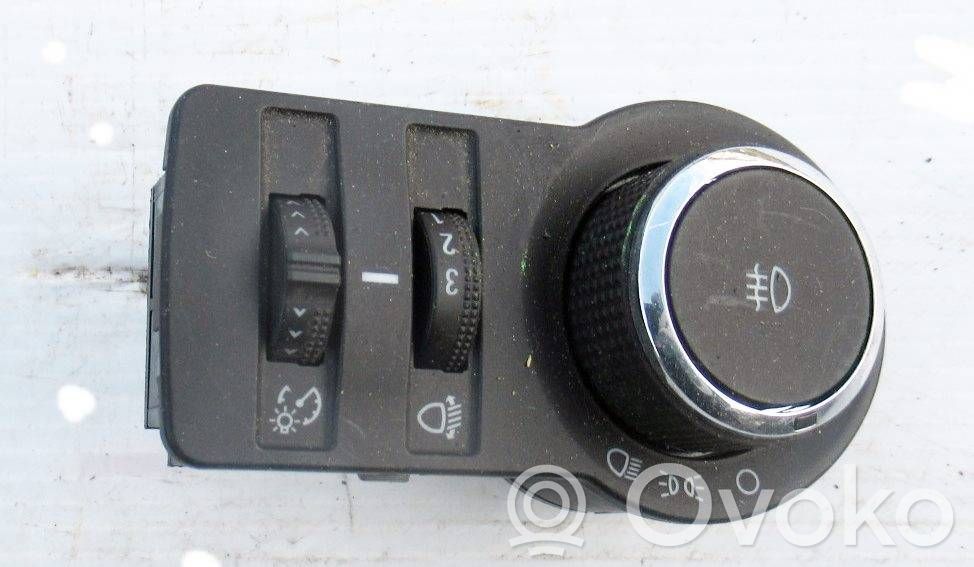 Light switch   95248631,10102922,20160408