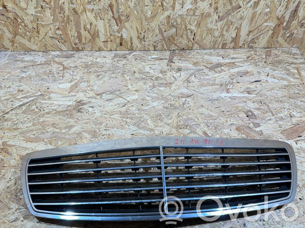 Mercedes-Benz E W211 Grotelės priekinės 