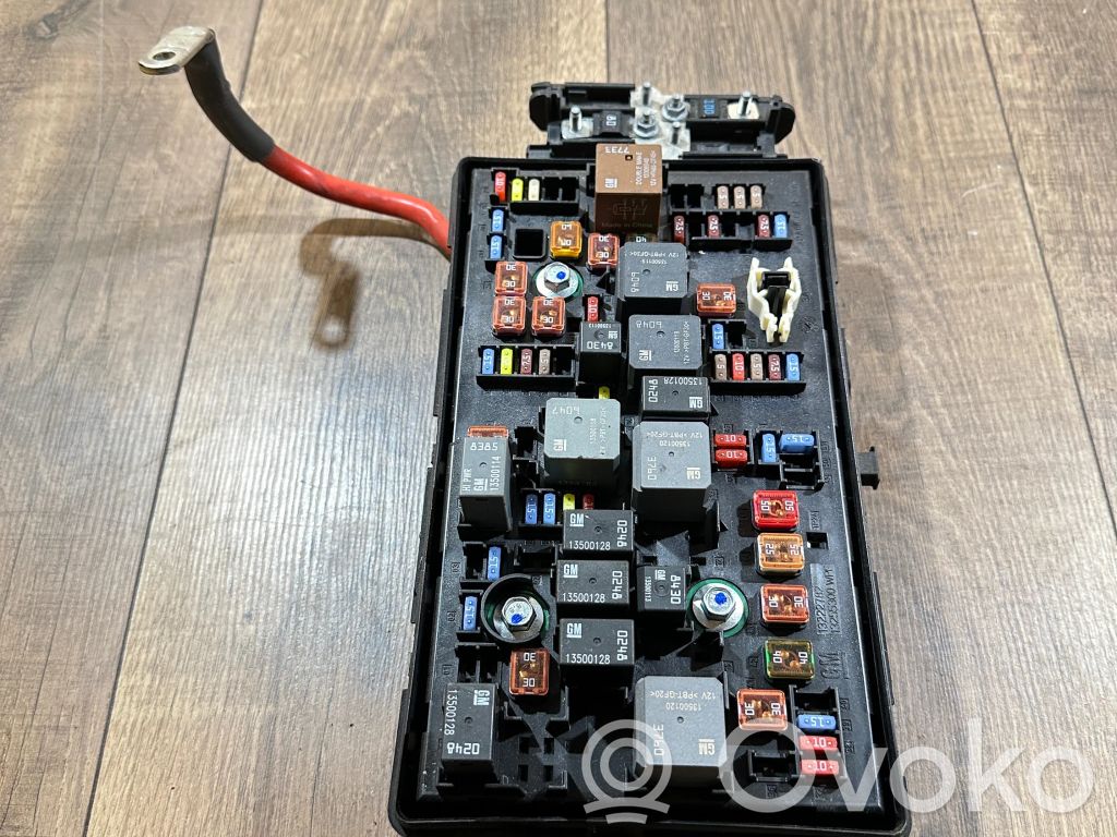 Opel Insignia A Saugiklių blokas 