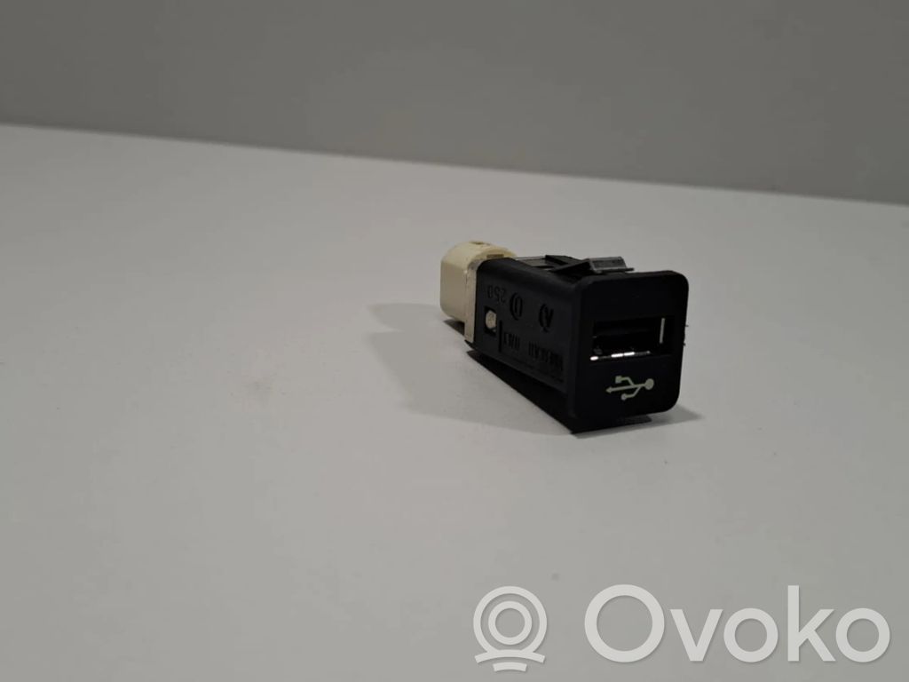 BMW 5 F10 F11 USB socket connector 