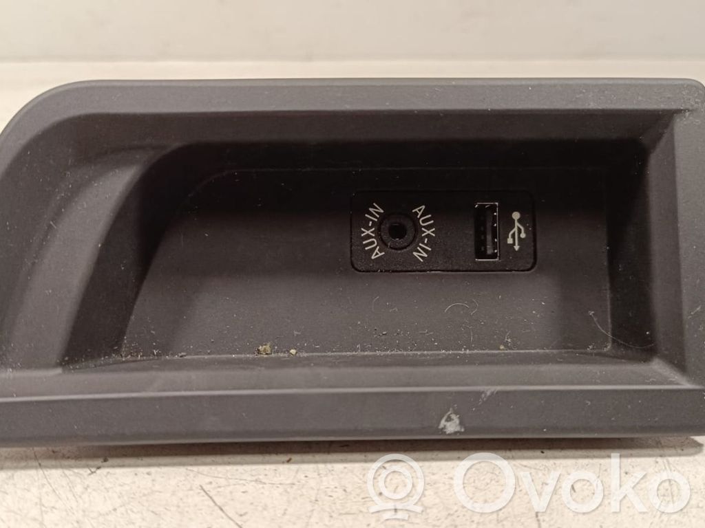 BMW 3 F30 F35 F31 Gniazdo / Złącze USB 