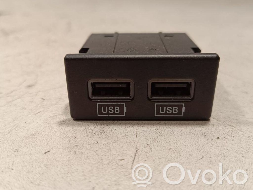 Enchufe conector USB   68145567AA,61571C3394