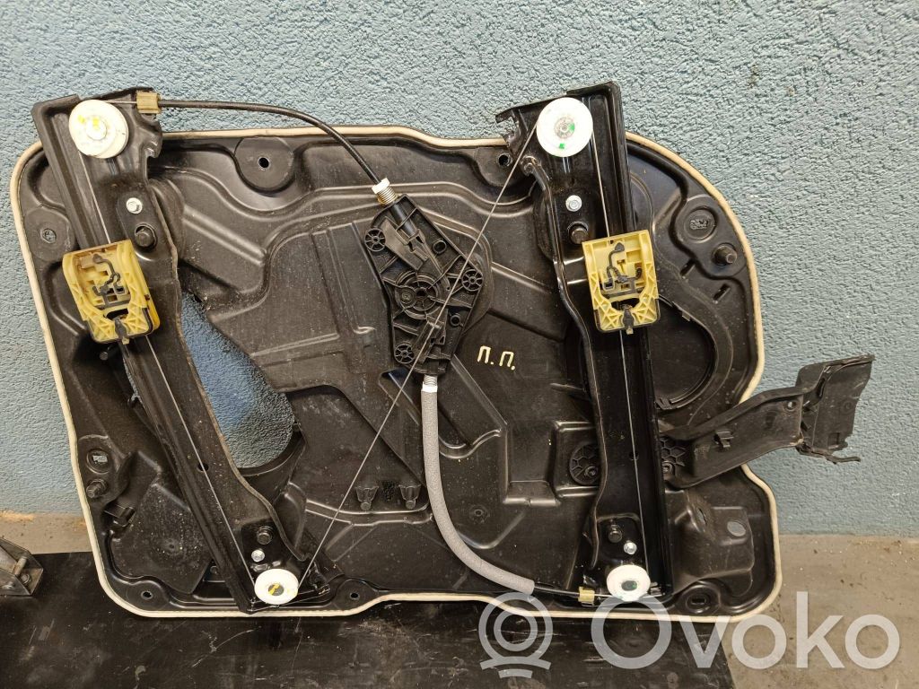 Mechanizm podnoszenia szyby przedniej bez silnika   68231062