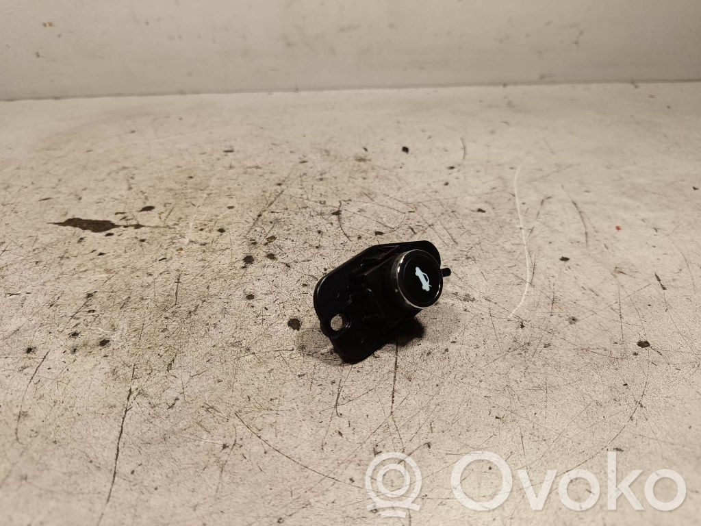 Lancia Thema Tailgate/boot open switch button 