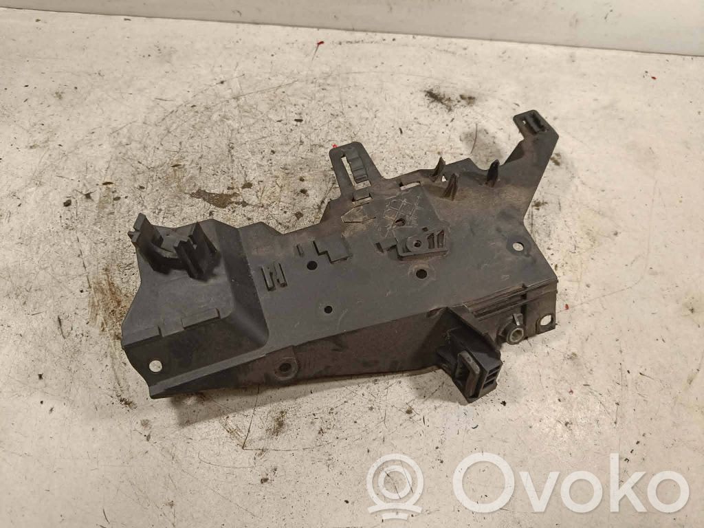 BMW 3 F30 F35 F31 Kita variklio skyriaus detalė 