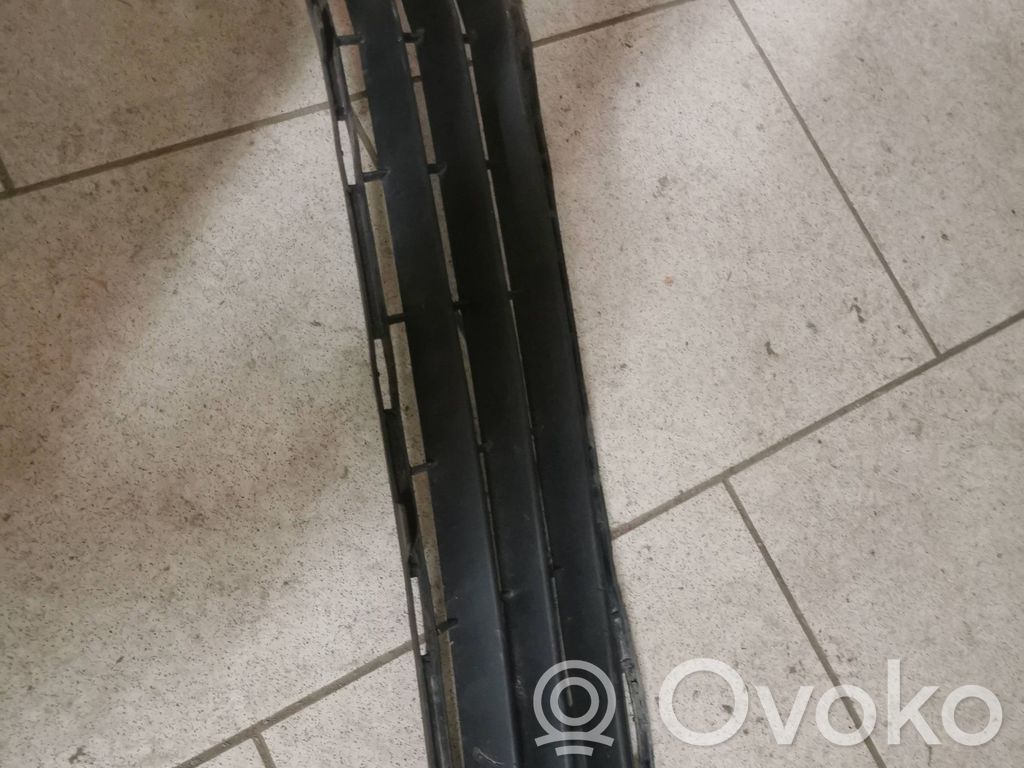 Mercedes-Benz C W204 Нижняя решётка (из трех частей) 