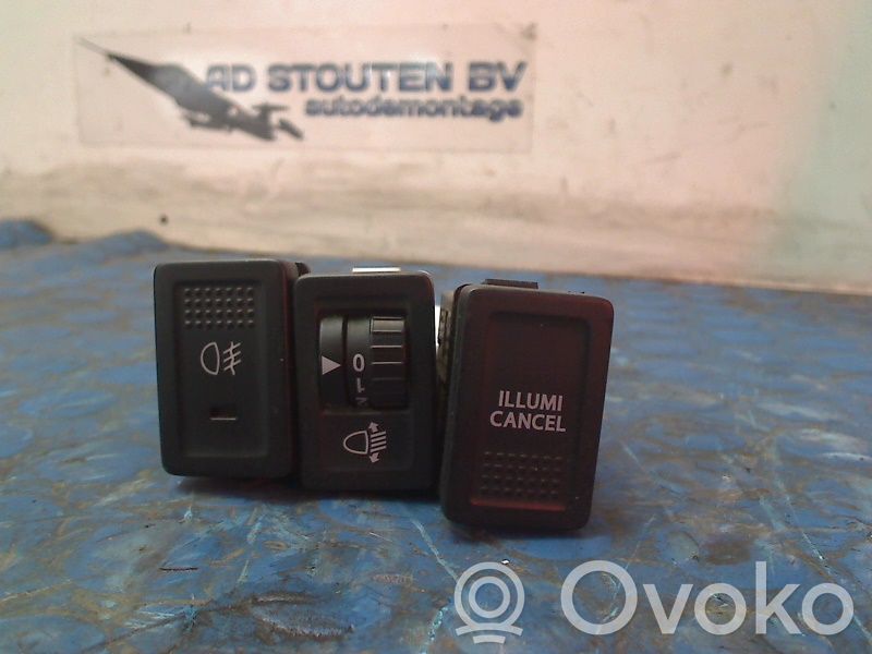Suzuki Swift I Autres commutateurs / boutons / leviers 
