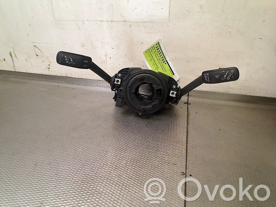 Volkswagen Polo VI Boutons / interrupteurs volant 