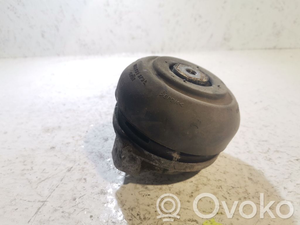 Engine mount bracket   8D0199379L