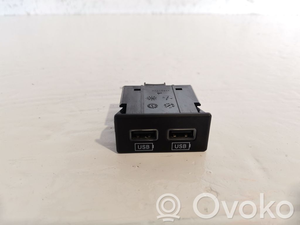 USB socket connector   68253158AA