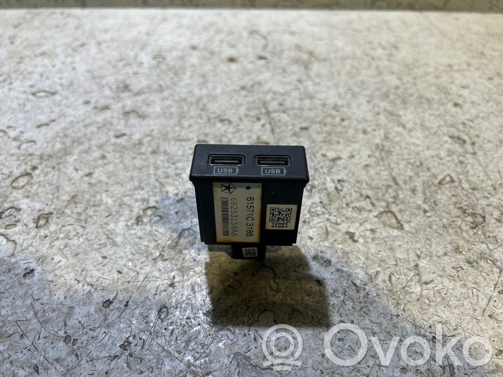 Enchufe conector USB   68253158AA,61571C3188