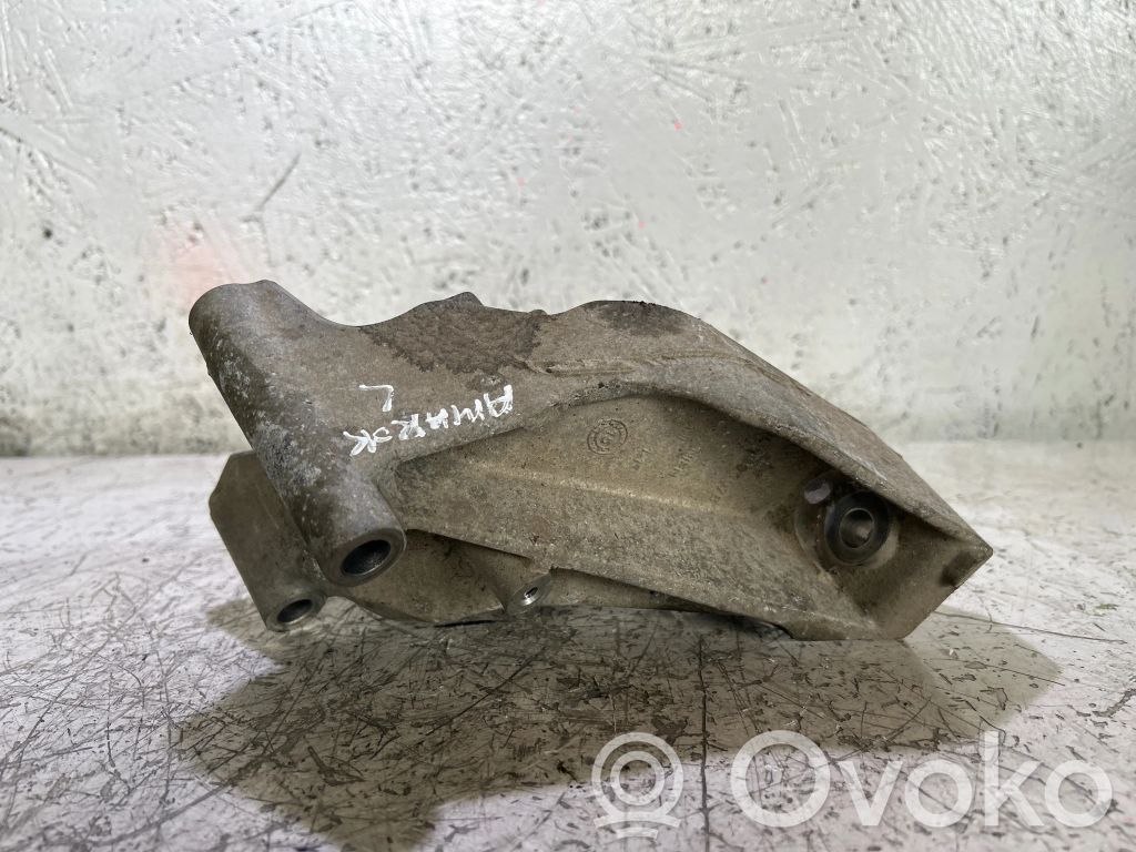 Volkswagen Amarok Engine mount bracket 