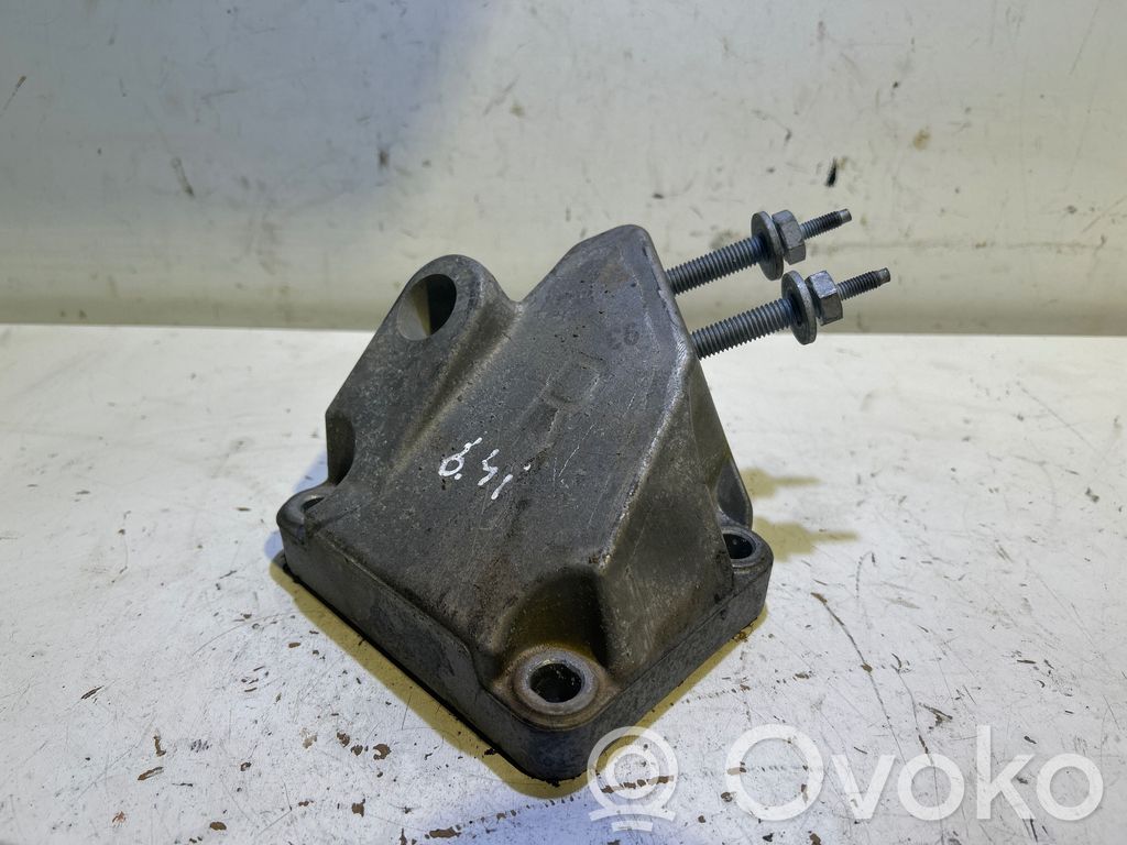 Dodge Challenger Engine mounting bracket 