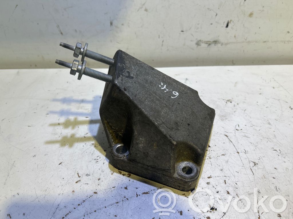 Dodge Challenger Engine mounting bracket 