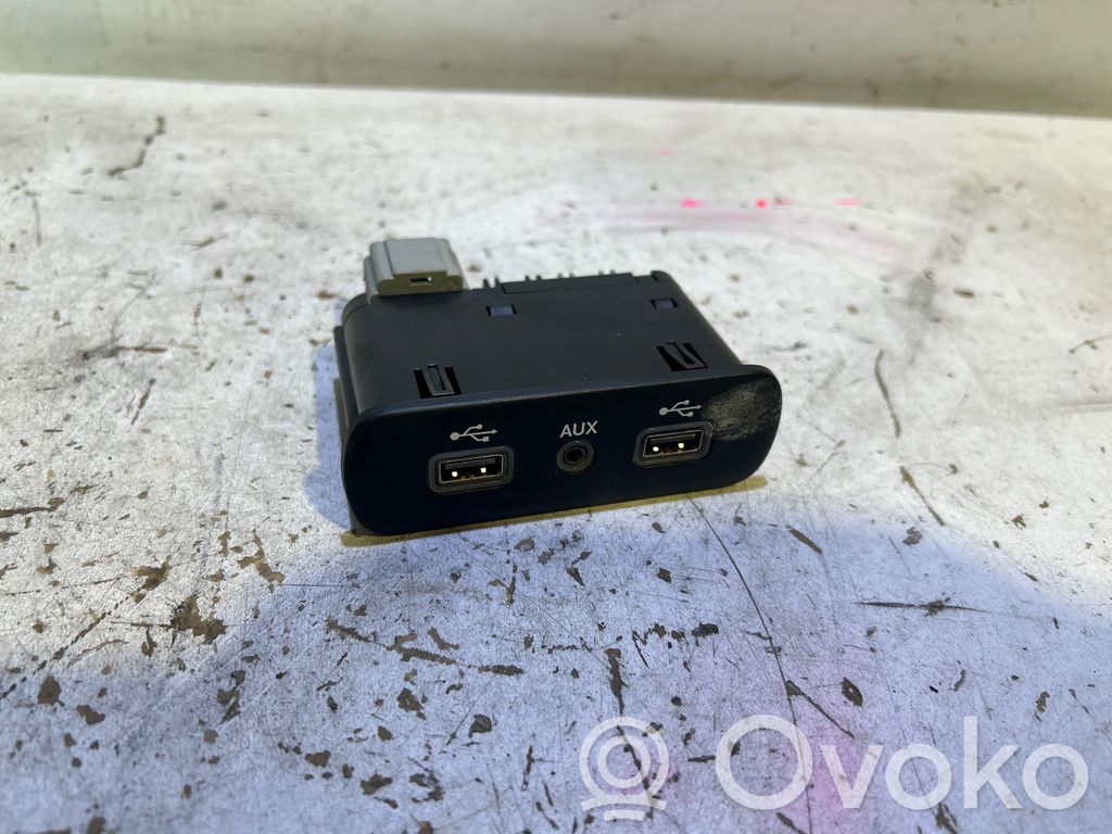 Dodge Challenger USB socket connector 