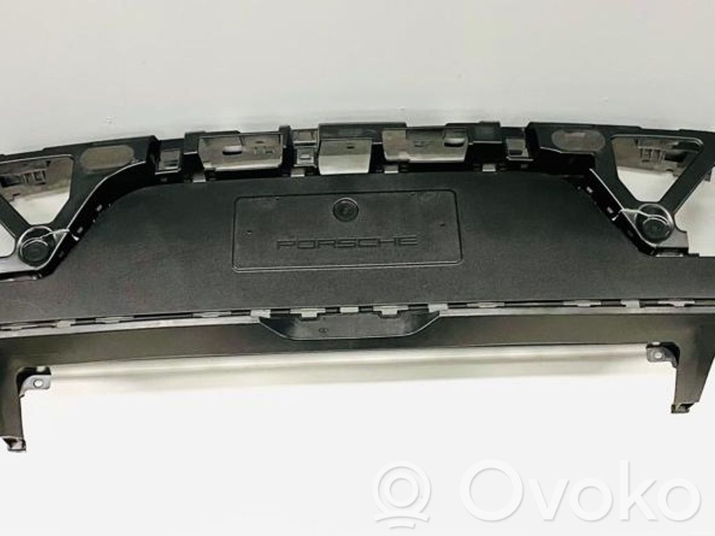 Porsche Macan (95B) Moldura inferior del parachoques trasero 