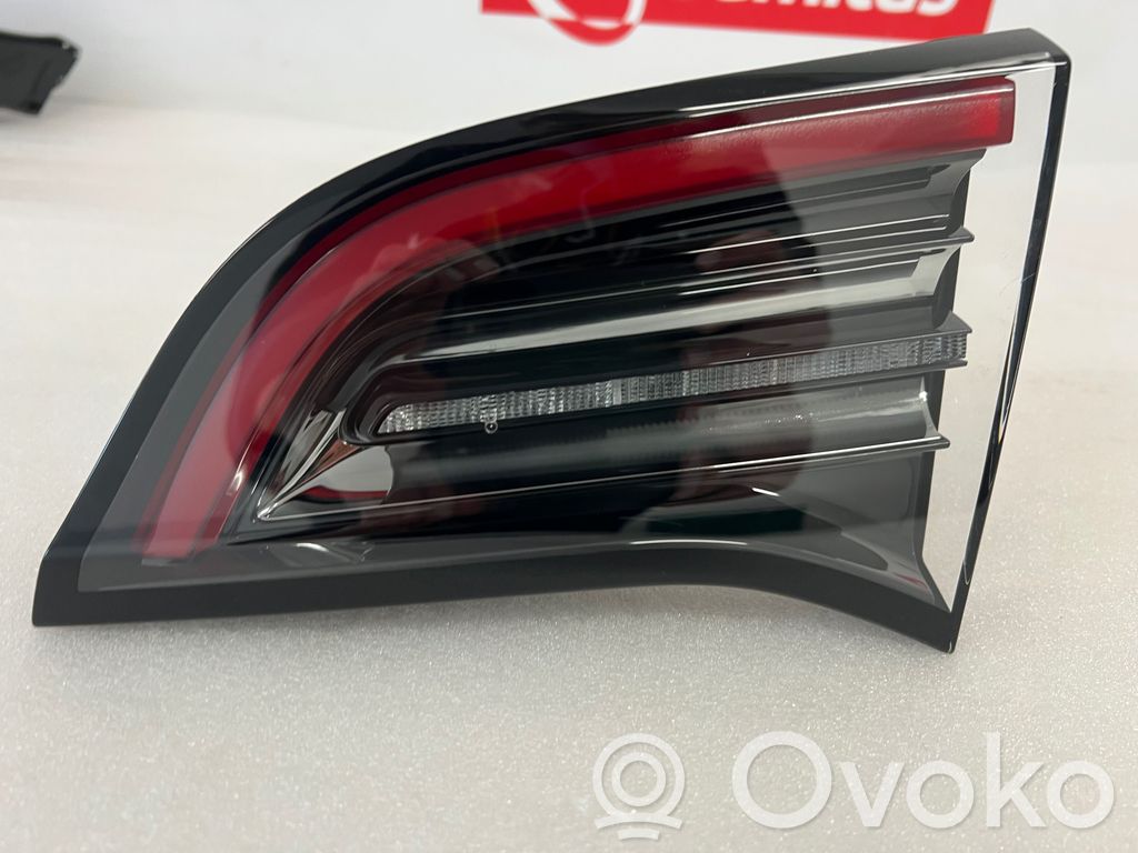 Tesla Model 3 Aizmugurējais lukturis pārsegā 