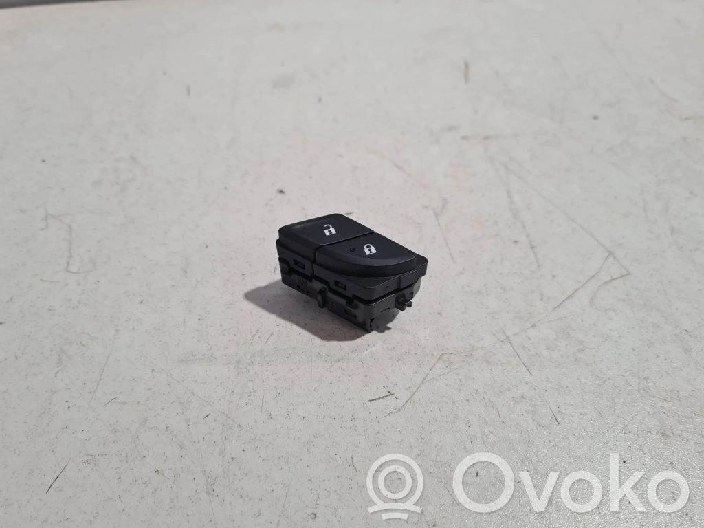 Opel Insignia B Central locking switch button 