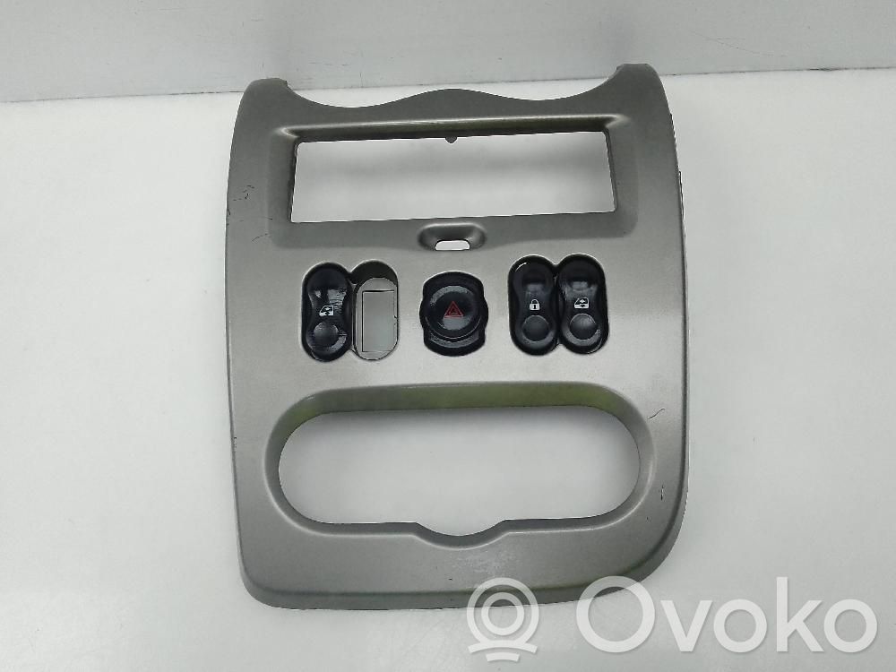 Hazard light switch   682605782R